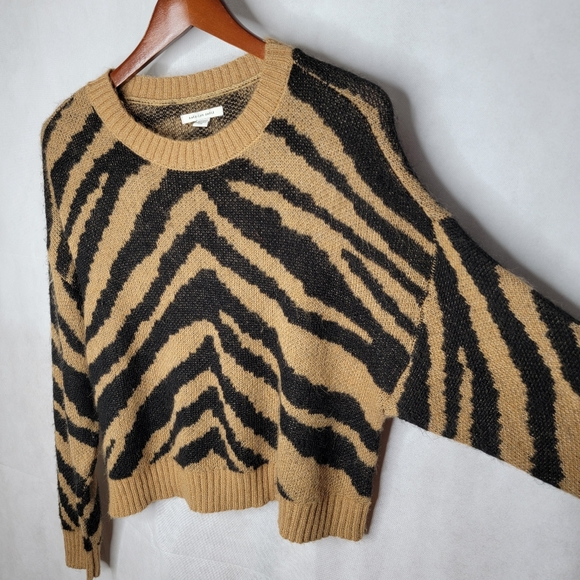 American Eagle Sweater Tan Black Tiger Animal Print Fuzzy Wool Blend Cropped XS - Picture 2 of 13